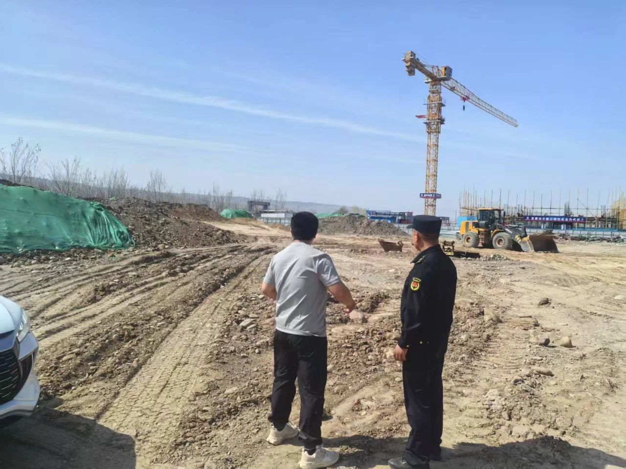 新疆某工地扬尘扩散，因雾炮设备维护不及时被停工整改！